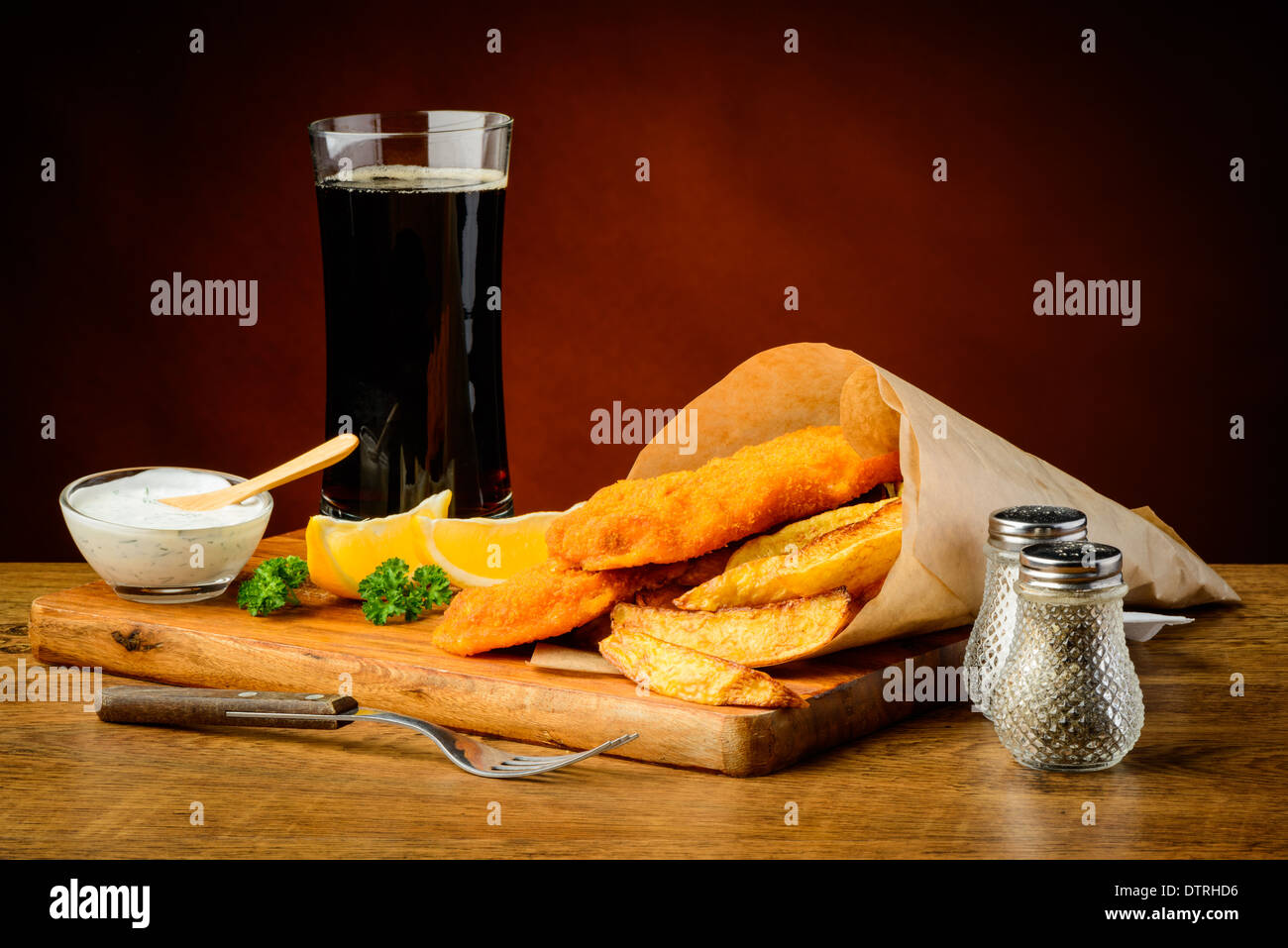 Stillleben mit Fisch und Chips Menü und Cola trinken Stockfoto