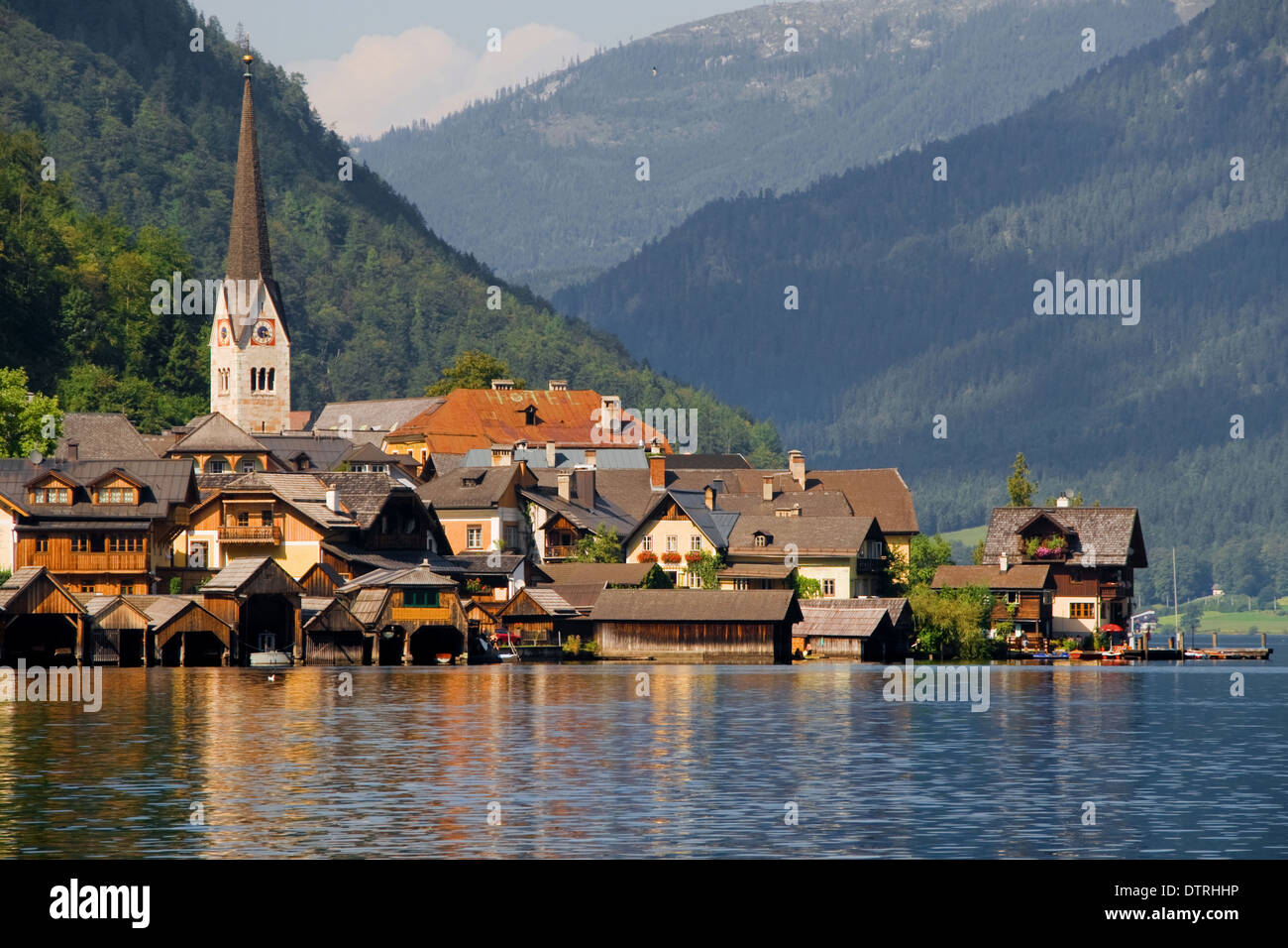 Am See befindet sich von der schönen Stadt Hallstatt, Österreich. Stockfoto