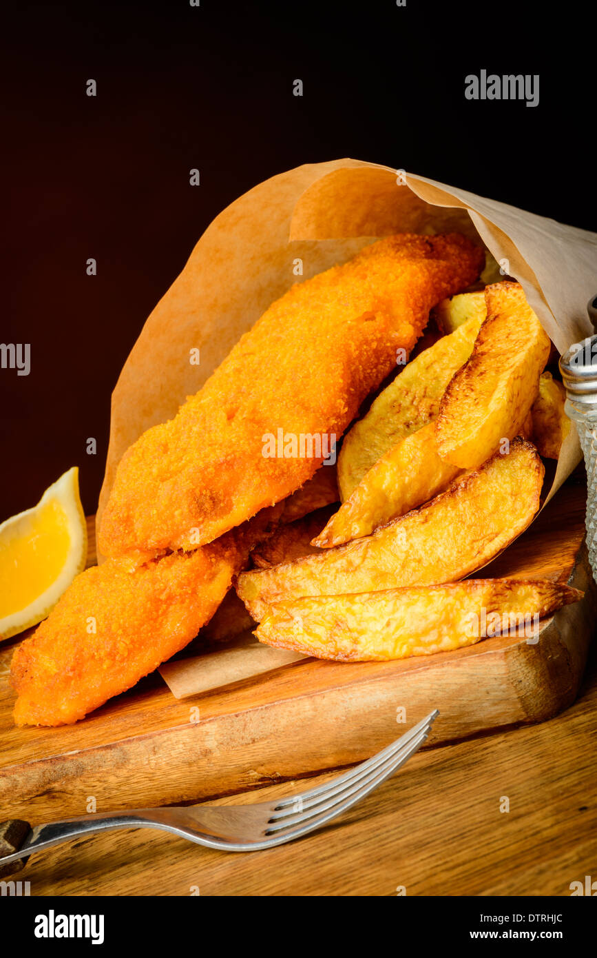 traditionellen Fish And Chips Essen in Papier eingewickelt Stockfoto