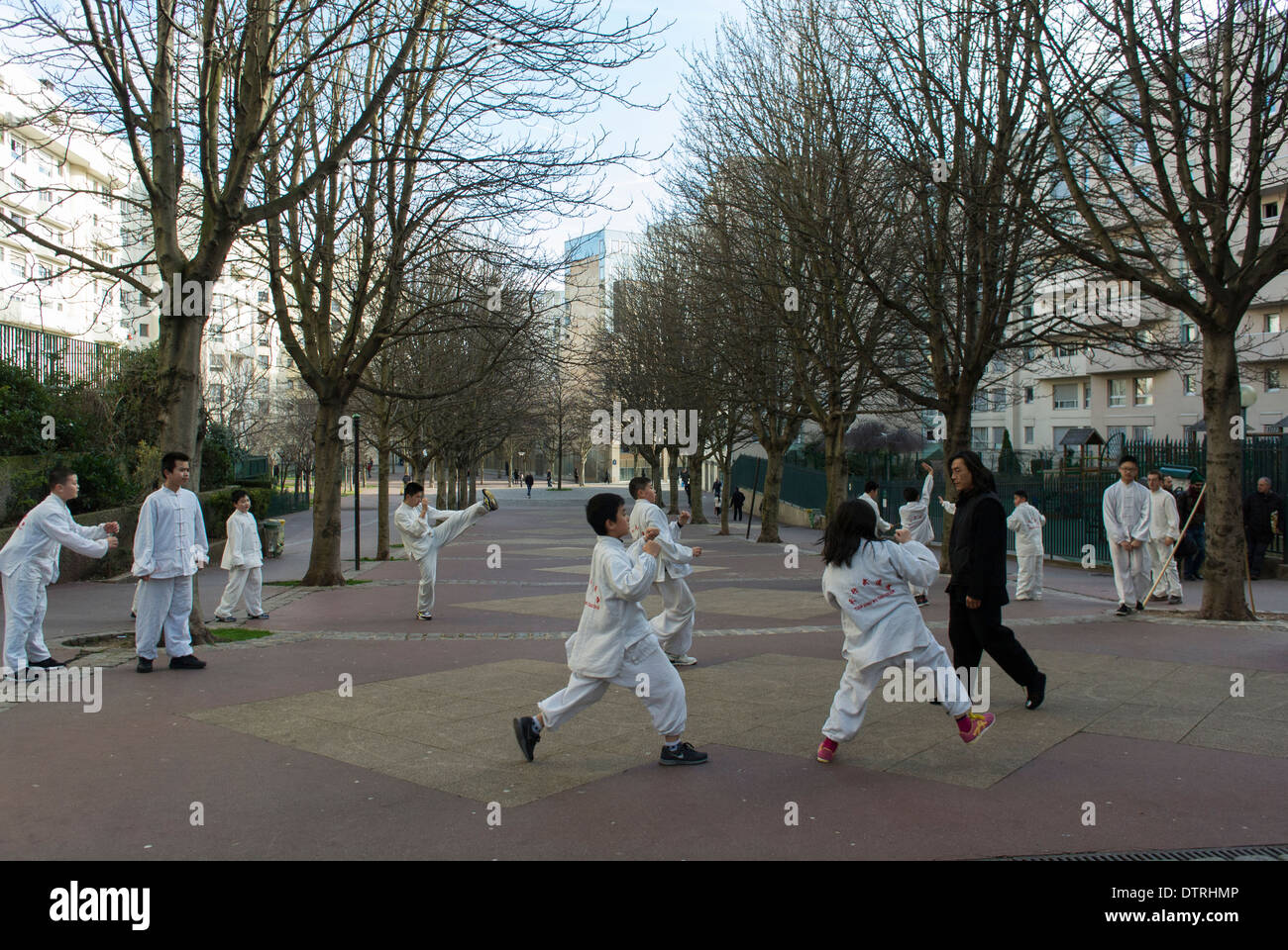 Paris, Frankreich., Chinesische Kinder, in der Praxis, außerhalb Karate-Klasse mit Lehrer, in Belleville Bereich, Einwanderer Europa, paris chinesische Gemeinschaft Stockfoto