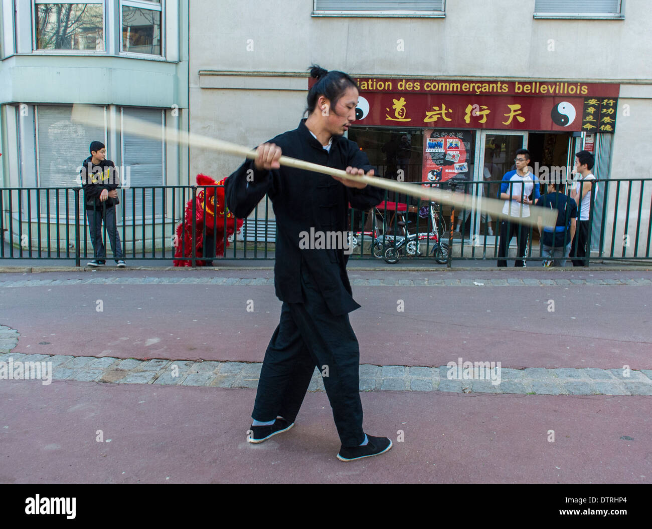 Paris, Frankreich., Chinese man winkt mit Schlagstock, in der Praxis, außerhalb, Karate-Klasse, Lehrer, in Belleville District, Internationale Einwanderer Europa Stockfoto