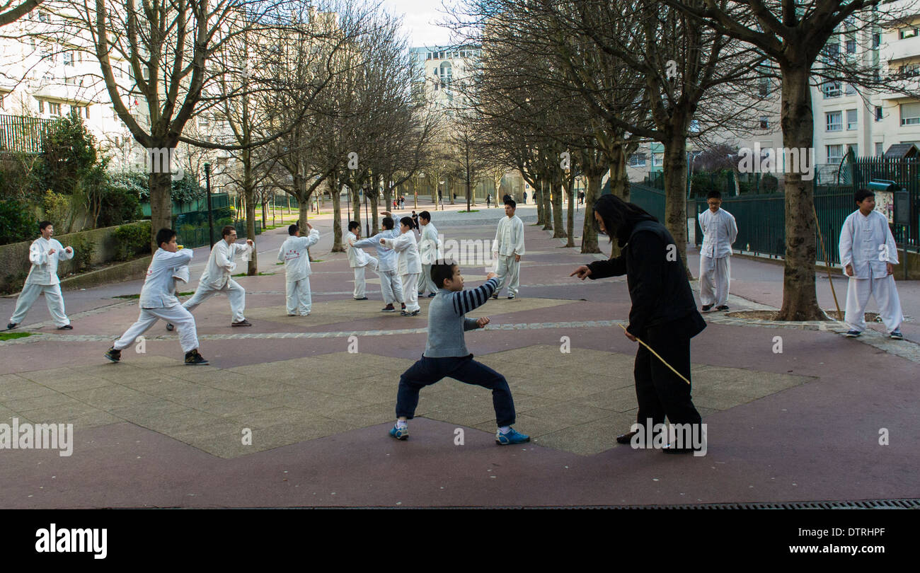 Paris, Frankreich., Gruppe chinesische Kinder, in der Praxis, außerhalb Karate-Klasse mit Lehrer, City Street, paris chinesische Gemeinschaft Stockfoto