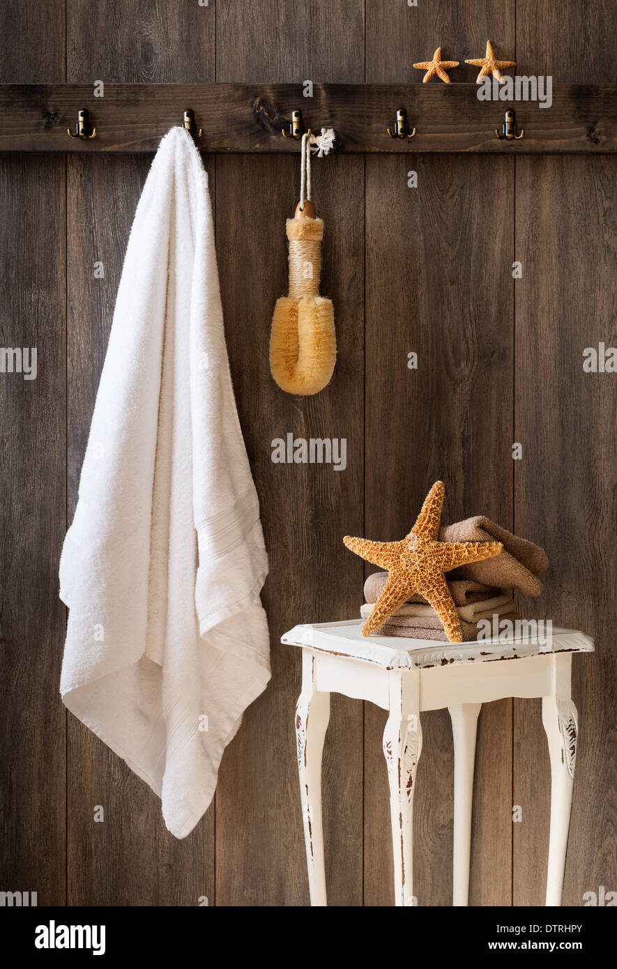 Badezimmer Interieur mit hängenden weißen Handtuch und Seestern Stockfoto