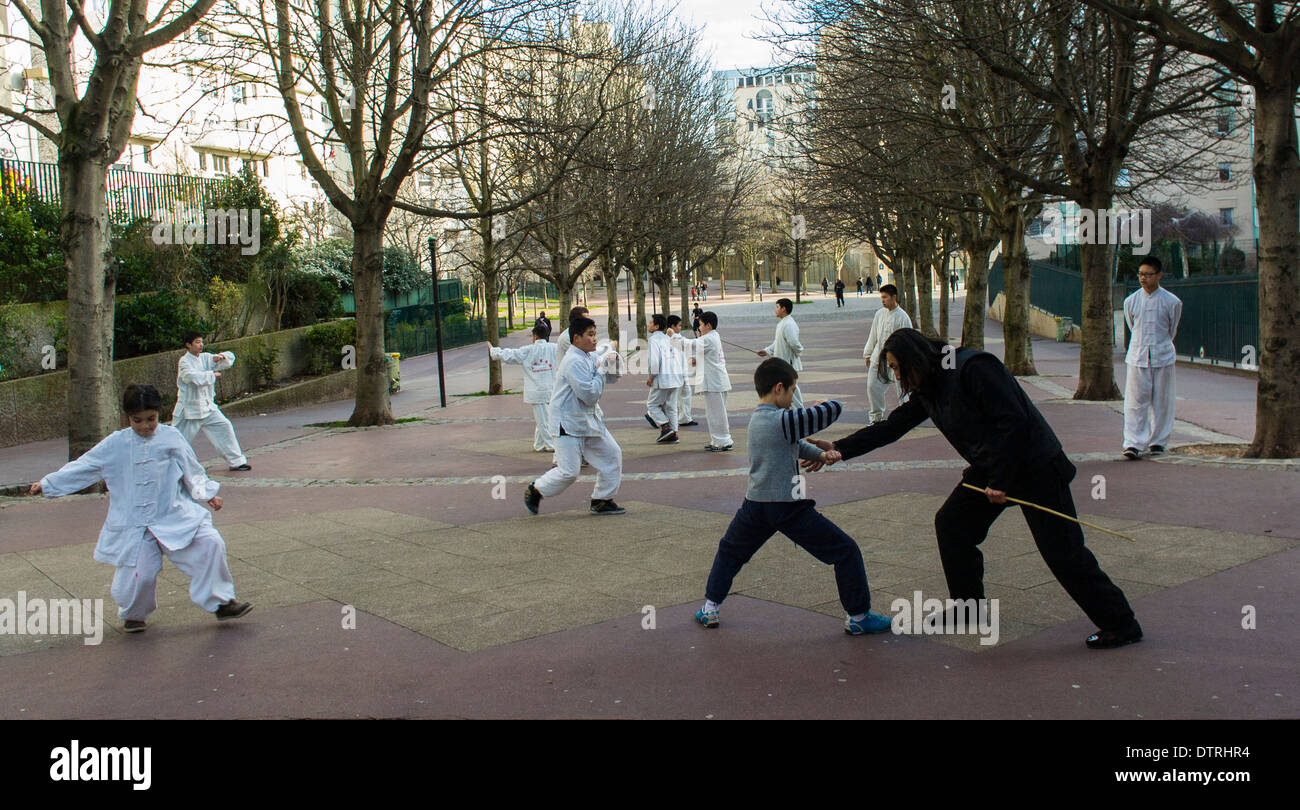Paris, Frankreich. Gruppe chinesischer Kinder, in Uniform, üben, vor dem Karate-Kurs mit Kursleiter, City Street, Chinatown Belleville Stockfoto