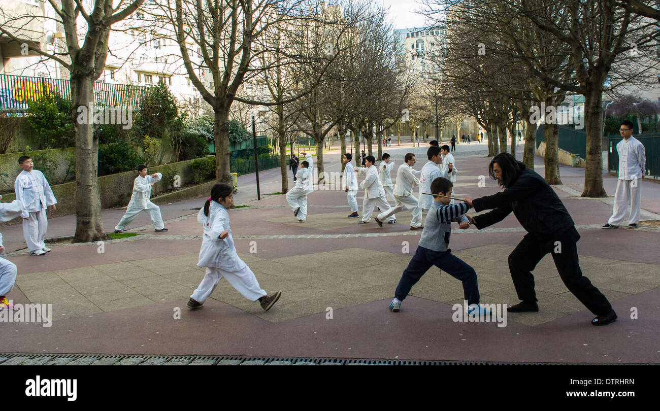 Paris, Frankreich. Gruppe chinesischer Kinder, in der Praxis, außerhalb der Karate-Praxis, Kurs mit Ausbilder, im Public Park, im Belleville District, Chinatown Belleville Migranten Stockfoto