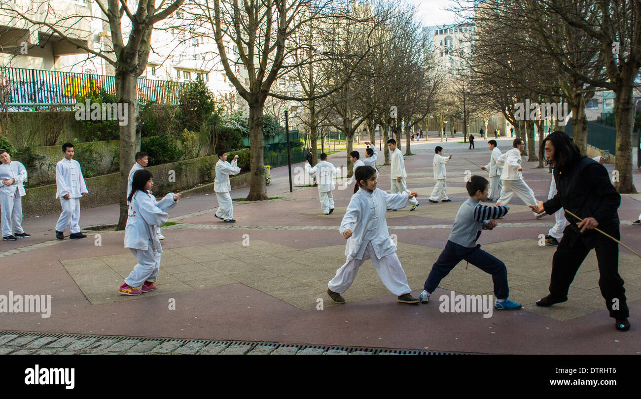 Paris, Frankreich., chinesische Kinder, die in der Praxis außerhalb Karate Klasse mit Lehrer, in Belleville, Einwanderer Europa Stockfoto