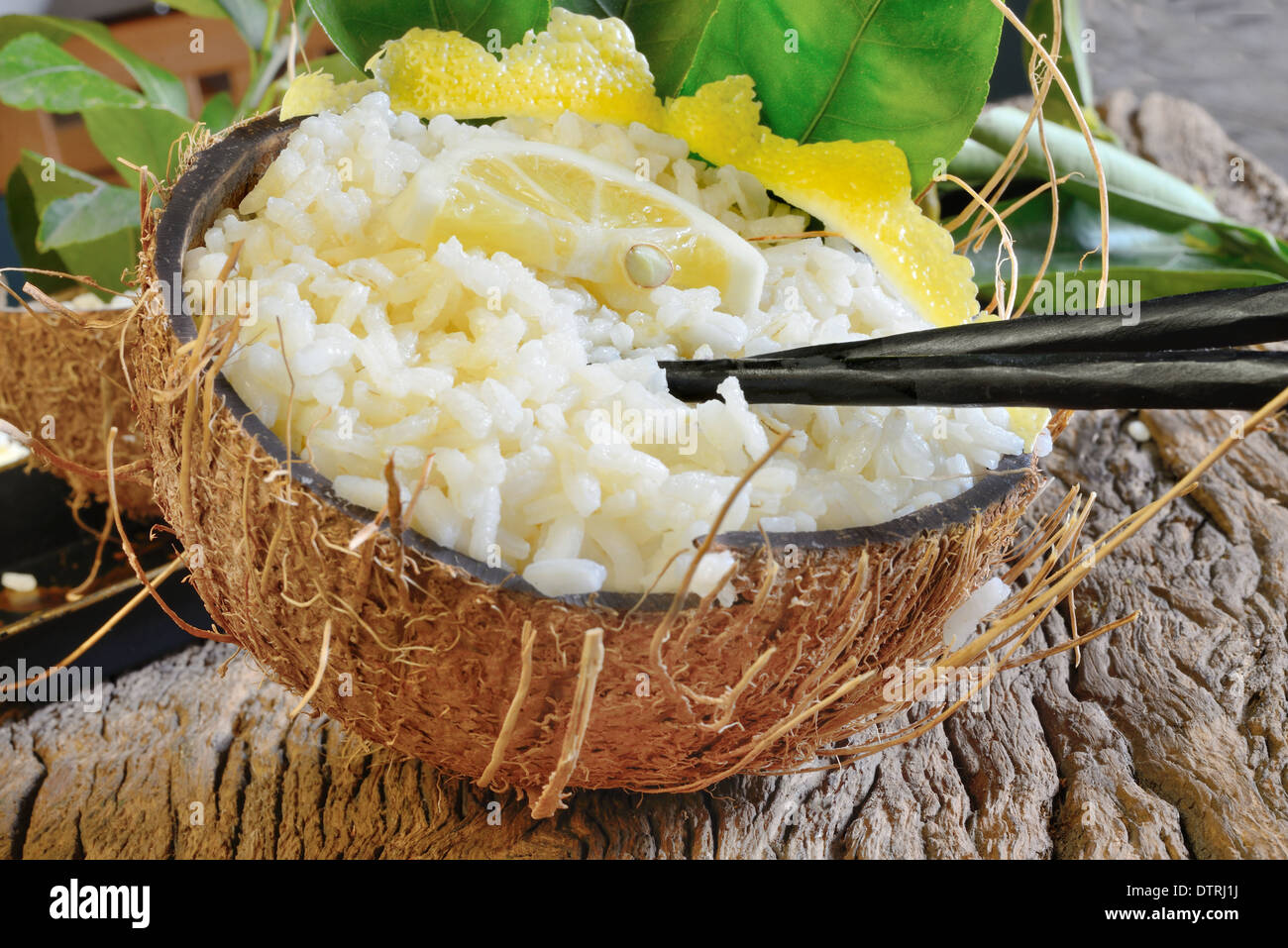 gekochten Reis mit Zitronensaft und frische Kokosnuss in Kokosnuss leer Stockfoto