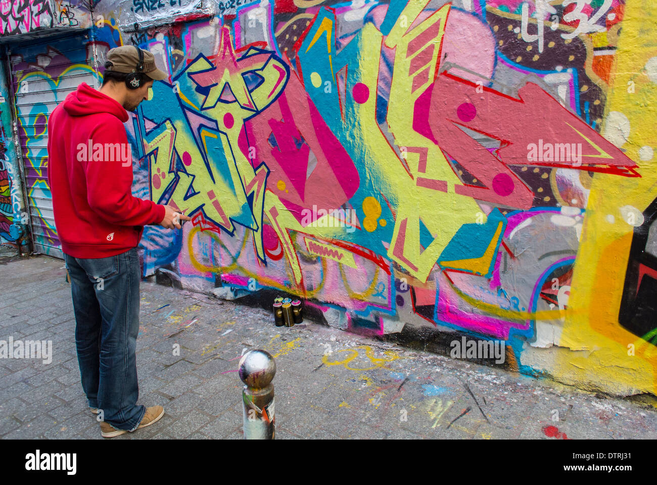 Paris, Frankreich., Französische Wandkunst, Graffitti Artist Painting Illustration, in Belleville Bereich, lebendige moderne Kunst, Menschen, Avantgarde-Stadtkunst Stockfoto