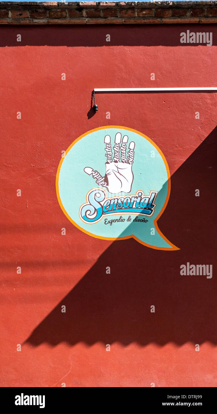 Fett leicht makabren Grafikdesign an rote Wand bei Shop-Eingang mit stilisierten Aqua dachte Ballon sensorische Werbedesign Stockfoto