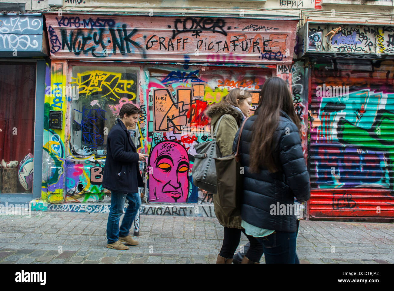 Paris, Frankreich., Touristen, die auf Französisch Wand Kunst, Schaufenster, Straßenszene, Graffiti Illustration im Stadtteil Belleville, ("Rue Denoyez") Stockfoto