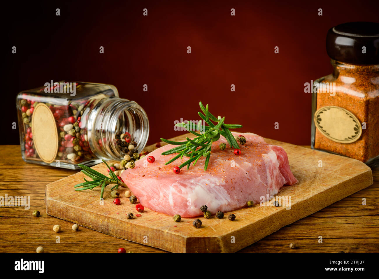 Stillleben mit rohem Fleisch Schweinesteak und Gewürze Stockfoto