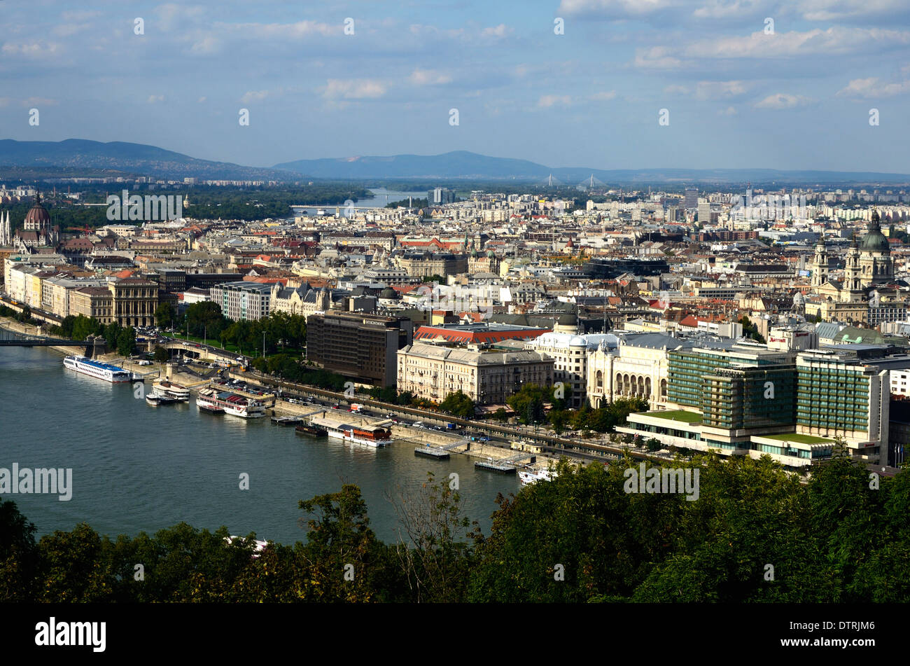 Budapest-Ungarn-Blick auf die Stadt mit der Donau von der Zitadelle auf dem Gellért-Hügel (Hegy) Stockfoto