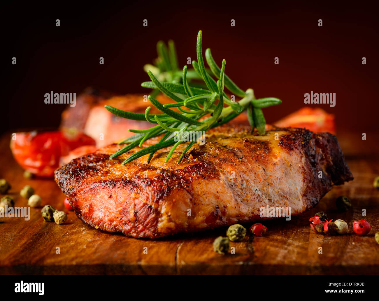Stillleben mit gegrilltem Steak Nahaufnahme Detail und Gewürze Stockfoto