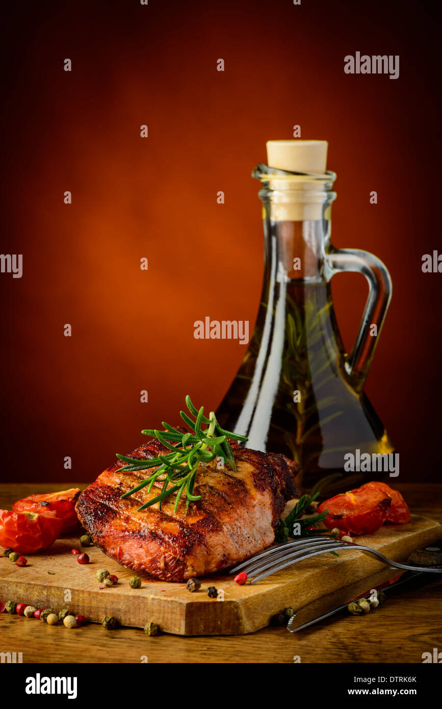 Stillleben mit gegrilltem Fleisch Steak und Olivenöl Stockfoto