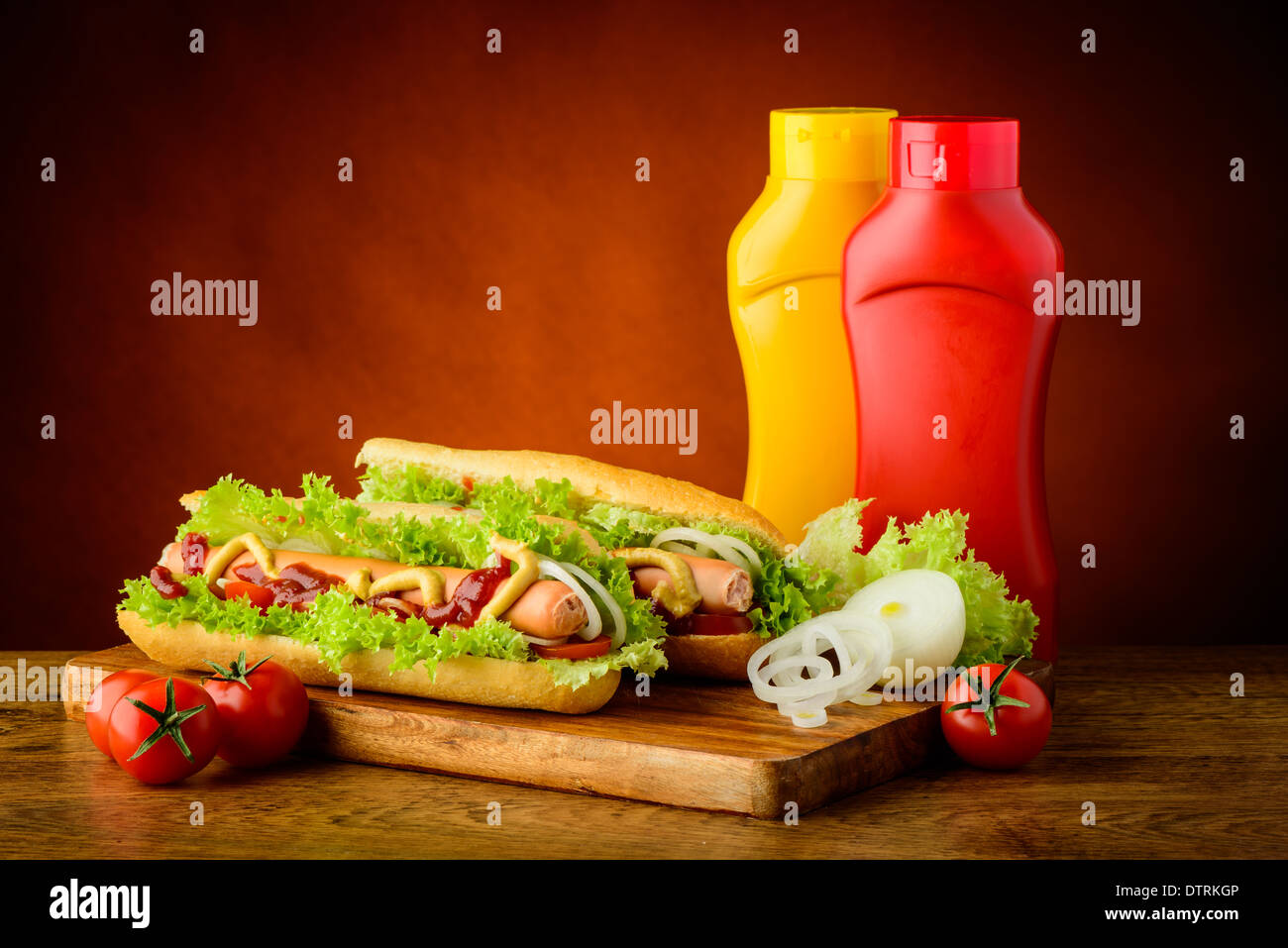 Fast-Food-Hot-Dog-Menü mit Würstchen, Ketchup, Senf und Gemüse Stockfoto
