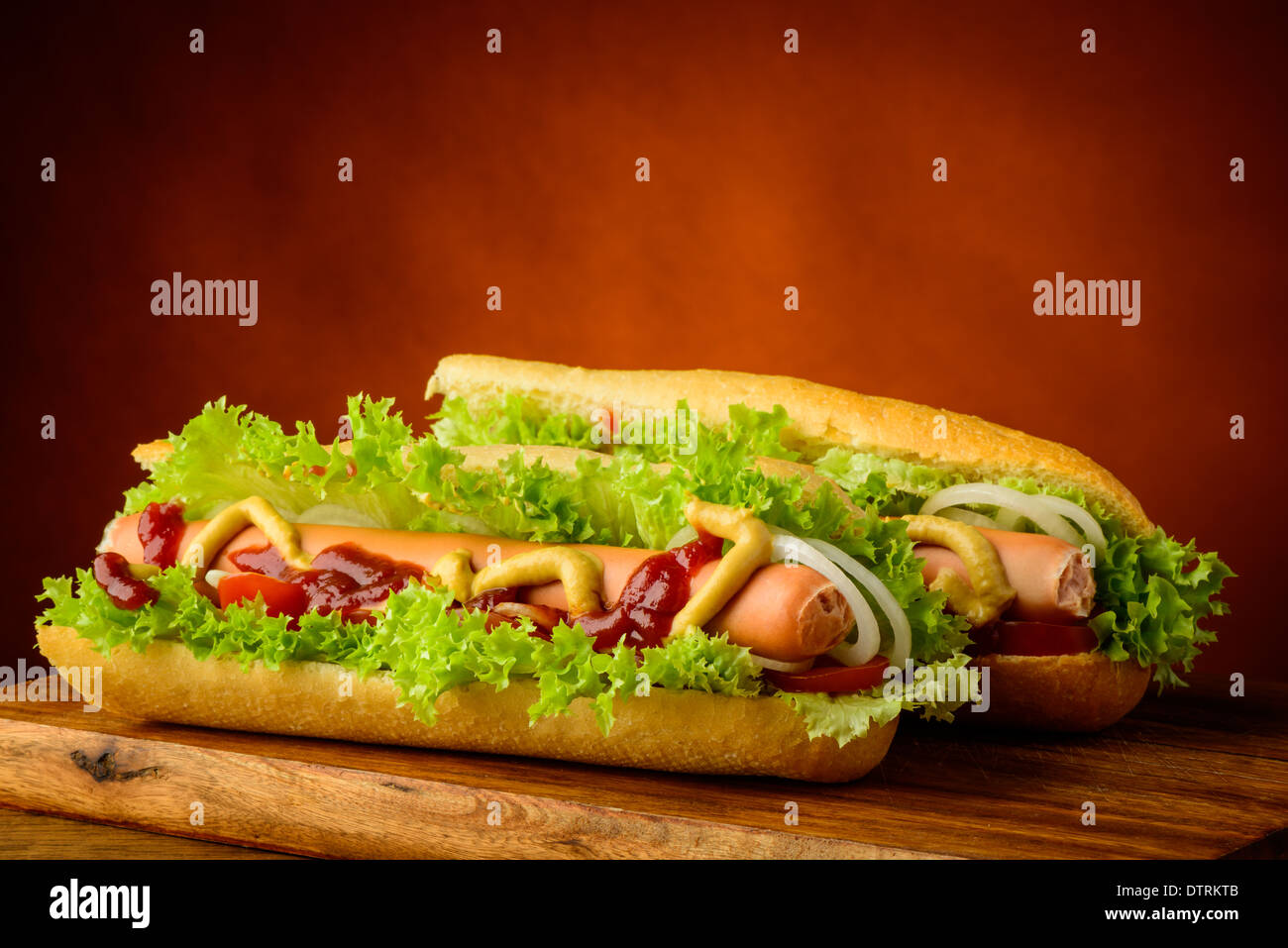 Stillleben mit zwei traditionelle hausgemachte Hot Dogs mit Gemüse Stockfoto