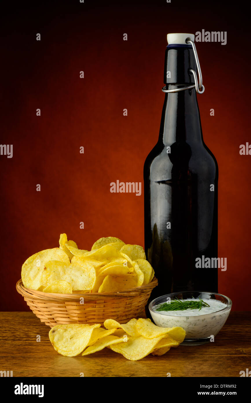 Traditionelle Kartoffel-Chips Snacks, Dill-Dip-Sauce und Bier Stockfoto