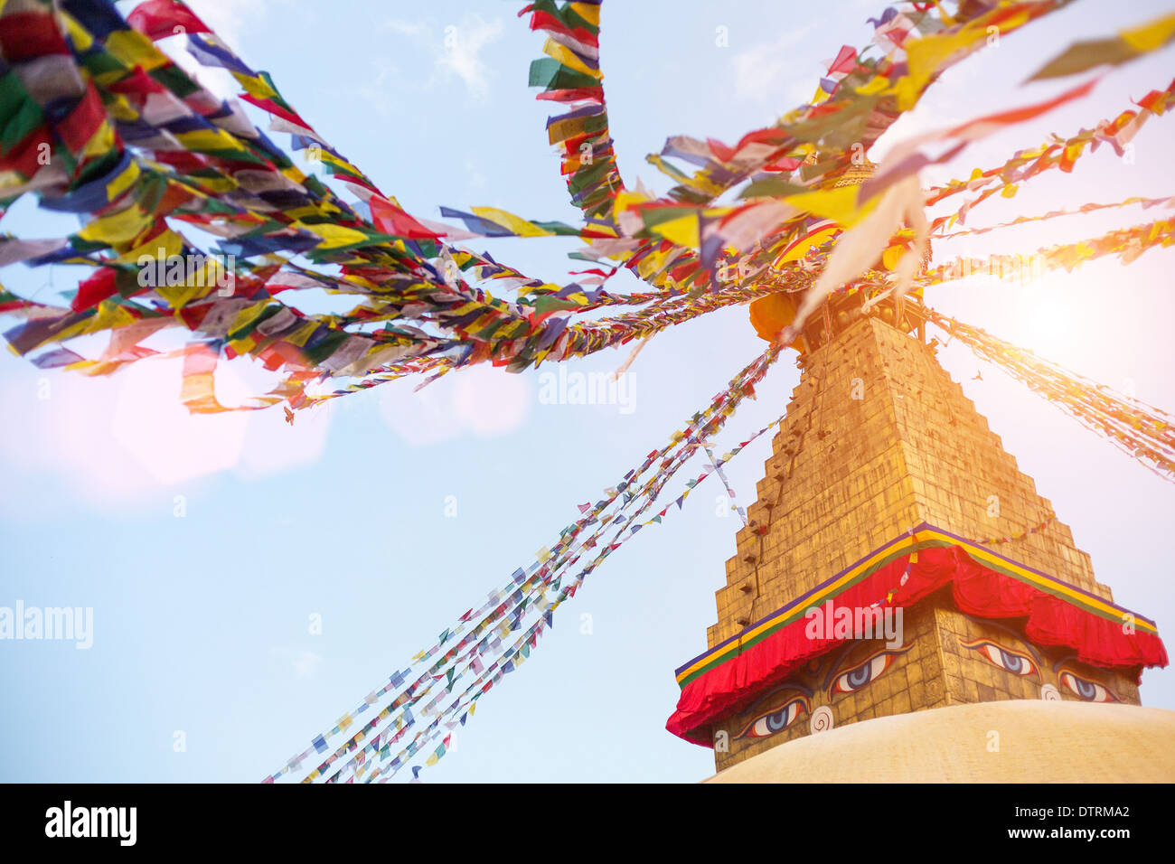Bodhnath Stupa mit Buddha-Augen bei Sonnenaufgang in Kathmandu. Stockfoto