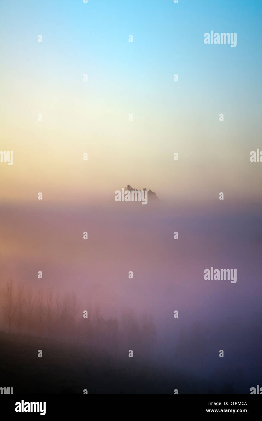 Sonnenaufgang und am frühen Morgen Nebel über die Hügel und Täler in Mangawhai, Northland, Nordinsel, Neuseeland Stockfoto