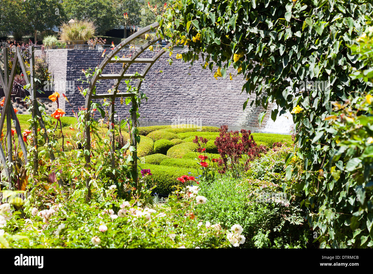 Wunderbarer Garten Labyrinth an einem sonnigen Tag Stockfoto