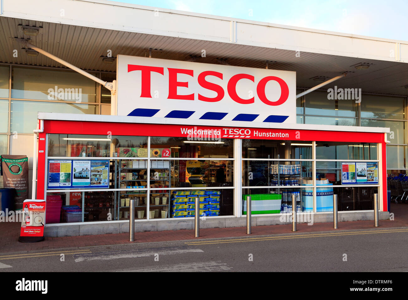 Tesco-Supermarkt, Hunstanton, Norfolk England UK britisches Englisch Supermärkte Logo logos Stockfoto
