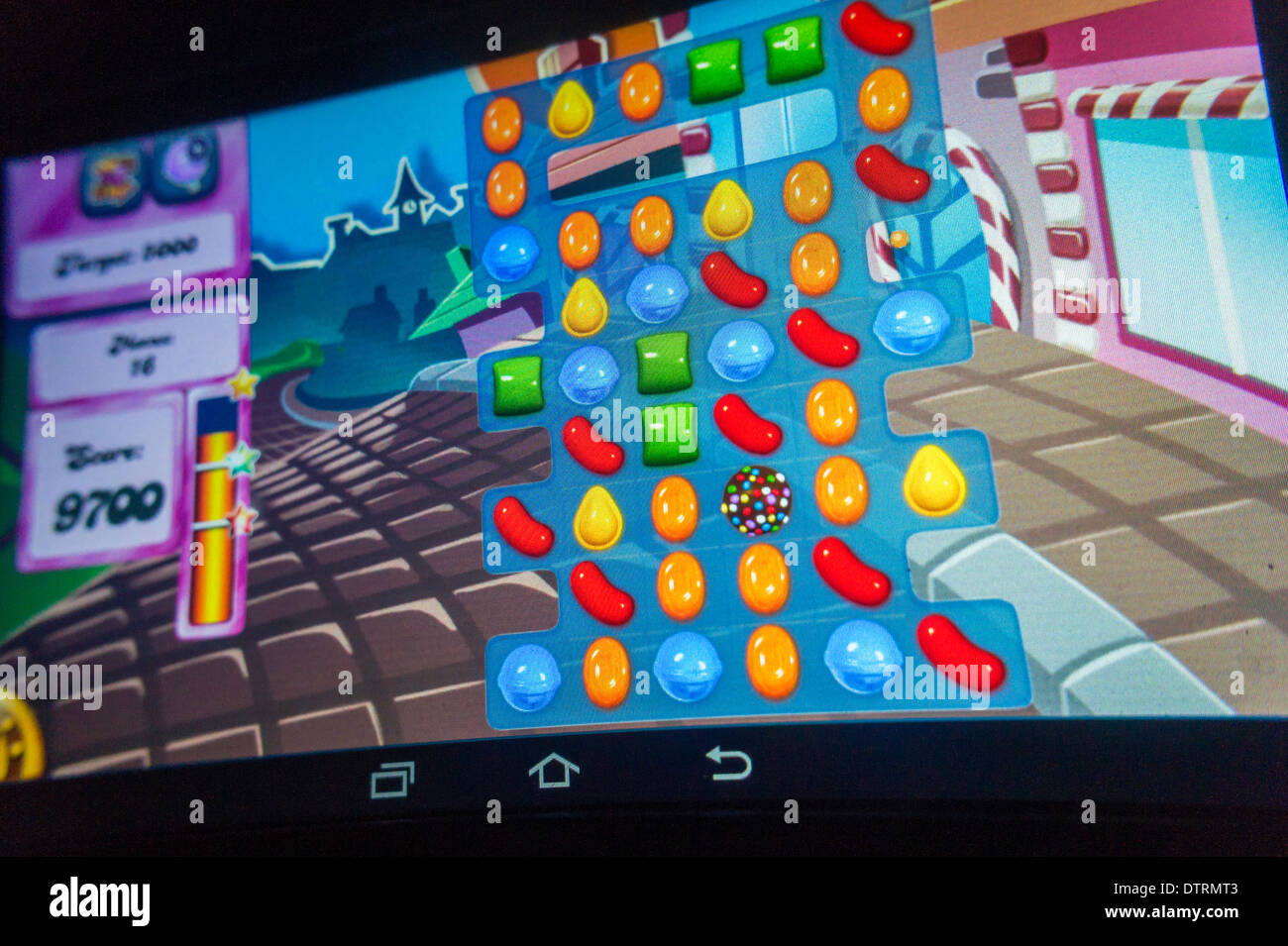 Die beliebten mobilen Spiel Candy Crush Saga ist auf dem Bildschirm eines Tablet-PCs in New York gesehen. Stockfoto