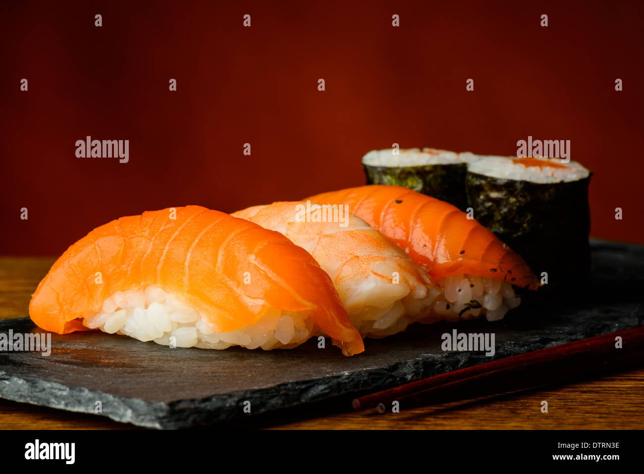 Stillleben mit traditionellen hausgemachten Maki und Nigiri sushi Stockfoto