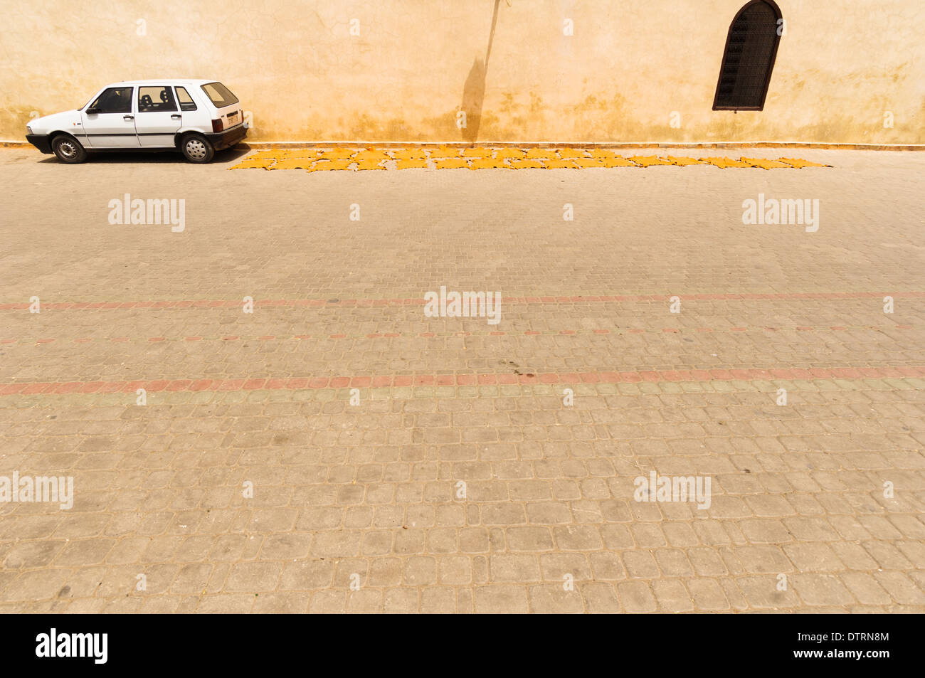 Trocknung, gefärbt versteckt in Place De La Kissariat Ben Youssef in der Medina von Marrakesch, Marokko. Stockfoto