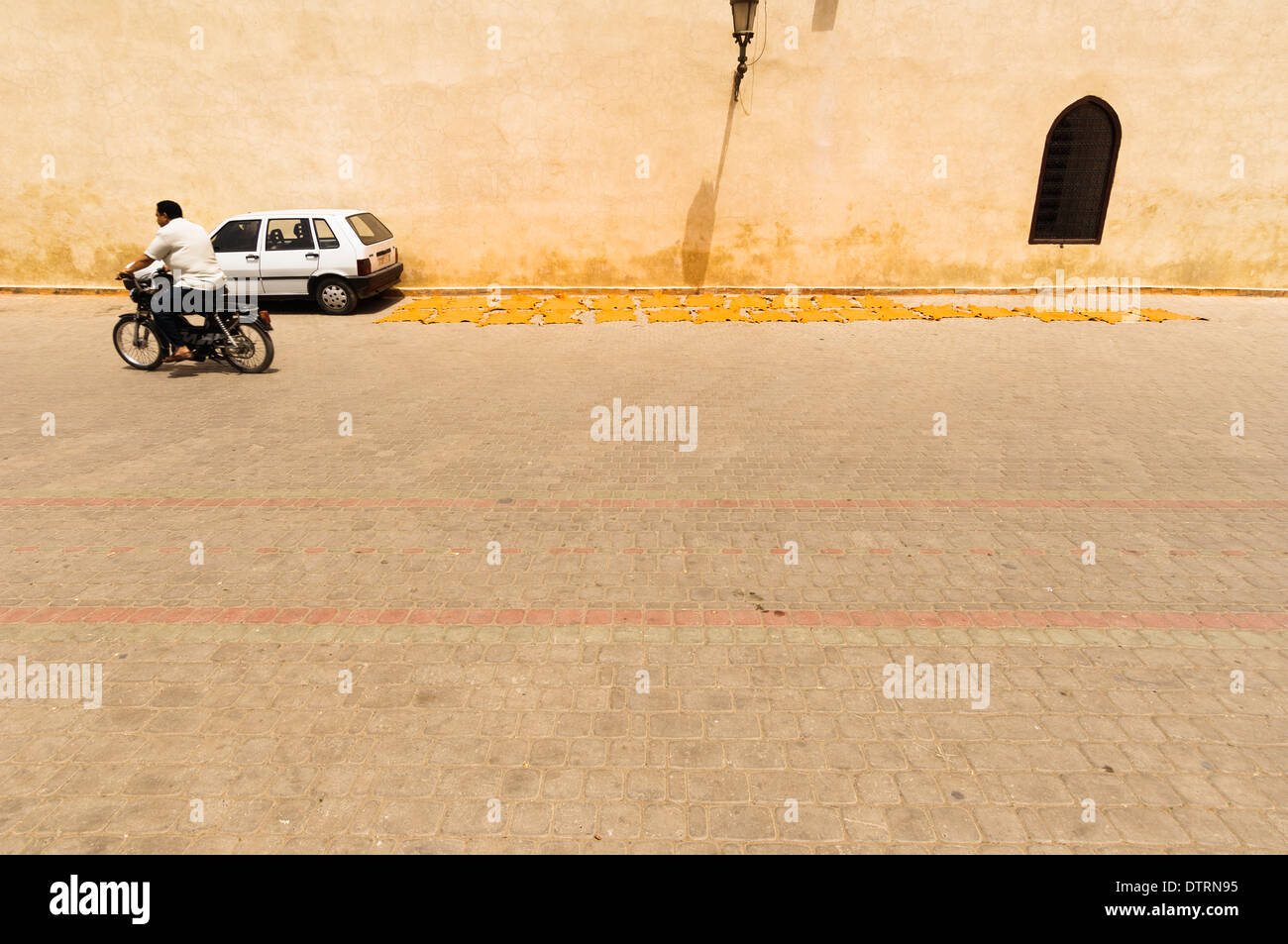 Trocknung, gefärbt versteckt in Place De La Kissariat Ben Youssef in der Medina von Marrakesch, Marokko. Stockfoto
