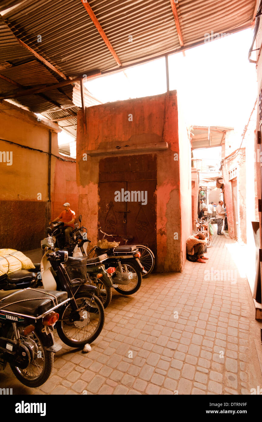 Eine atmosphärische Gasse in Marrakesch Medina, Marokko. Stockfoto