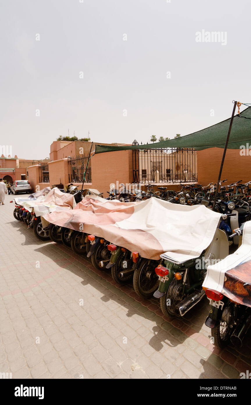 Motorräder geparkt in Place De La Kissariat Ben Youssef in Marrakesch, Marokko. Stockfoto