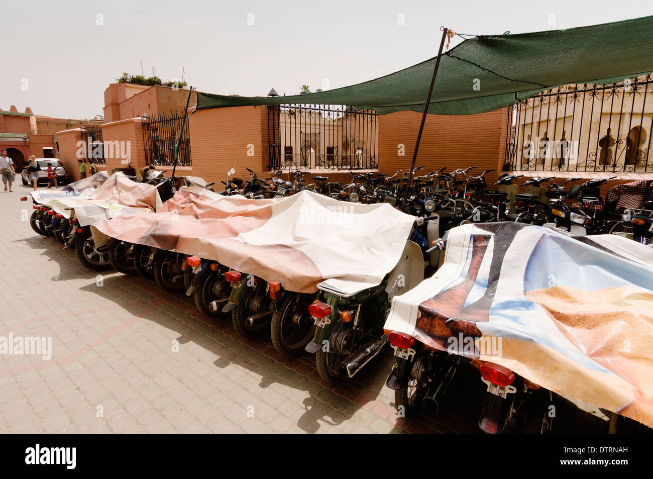 Motorräder geparkt in Place De La Kissariat Ben Youssef in Marrakesch, Marokko. Stockfoto