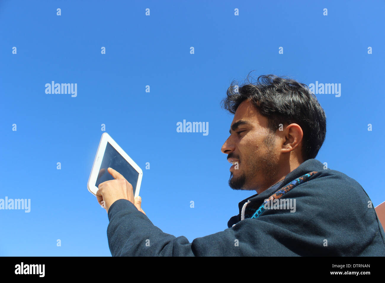 Junger Mann mit tablet Stockfoto