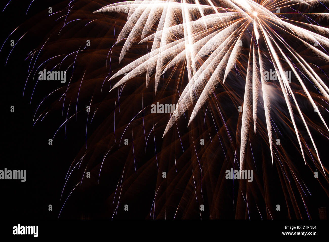 Feuer arbeitet am schwarzen Himmel Stockfoto