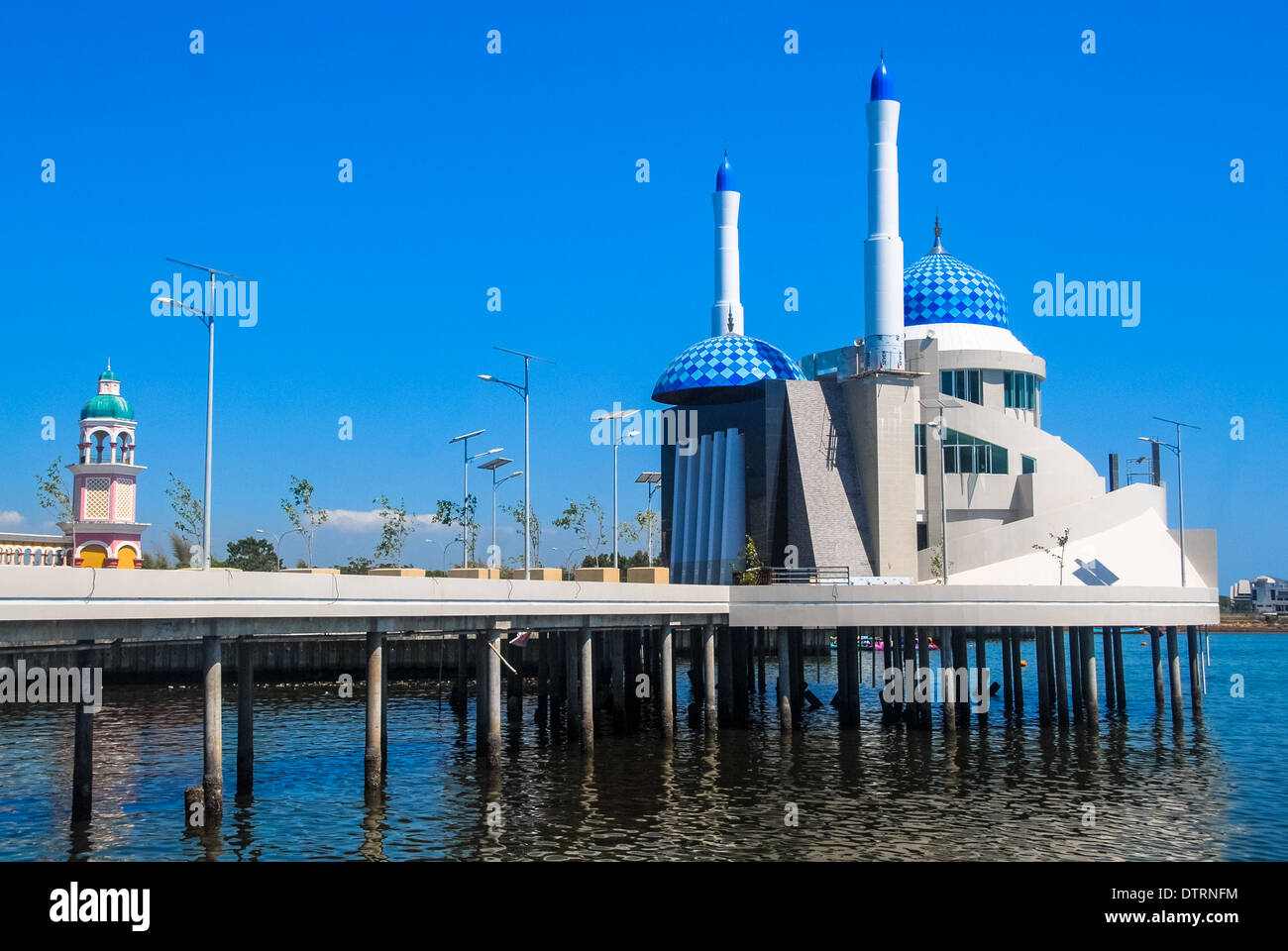 die Mukminin-Moschee auf dem Meer in Ujung Pandang in Sulawesi, Indonesien Stockfoto