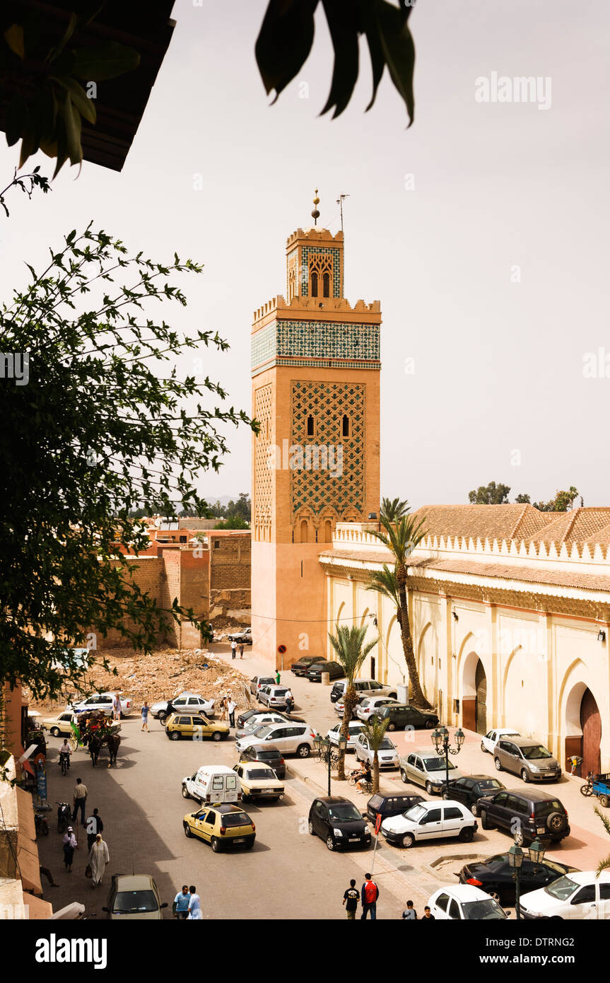 Molay Al Yazid Mosque gesehen vom Cafe Restaurant Nid Cigogne in der Medina von Marrakesch, Marokko. Stockfoto