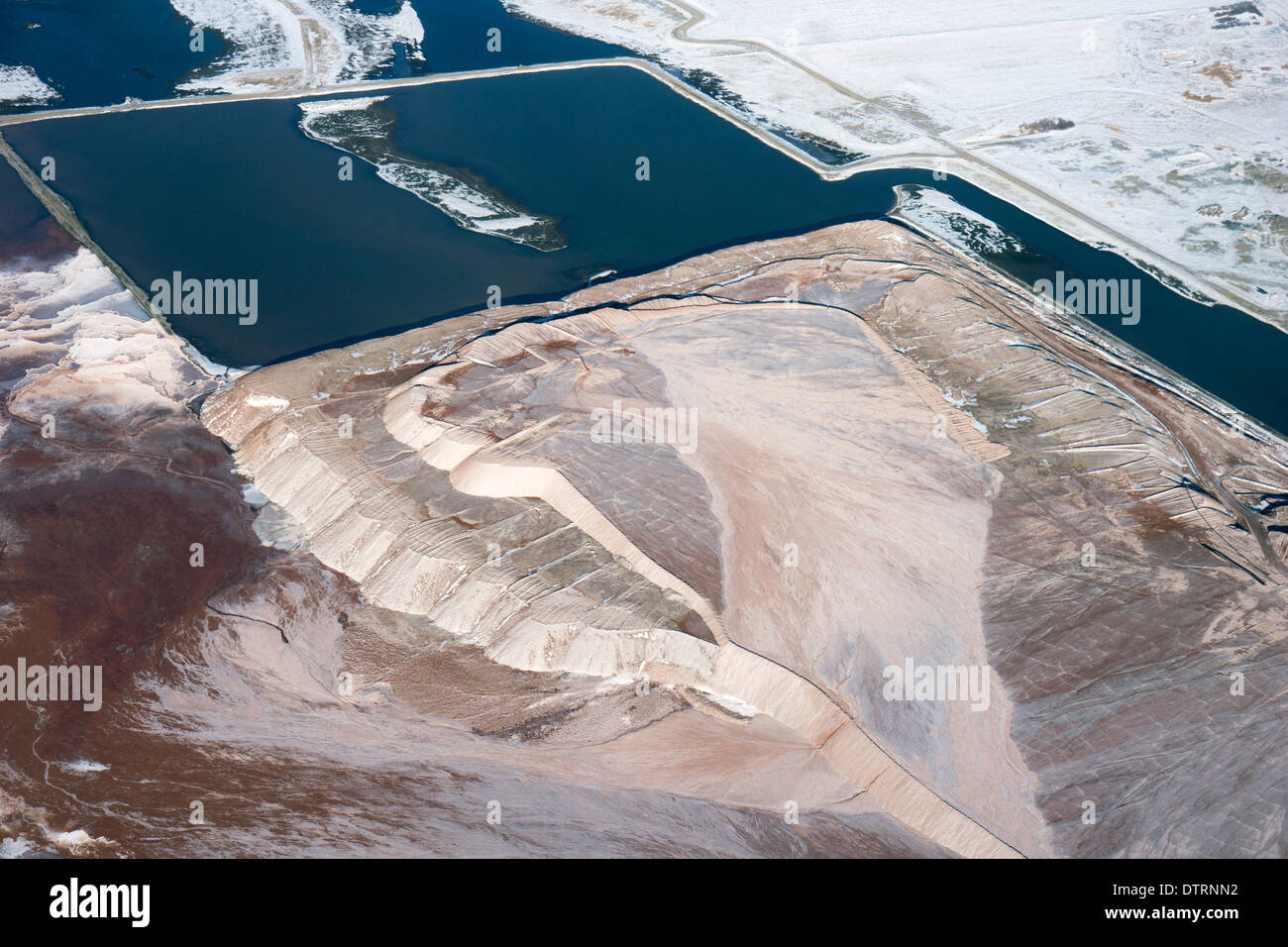 Die PotashCorp Cory-Kalianlage produziert drei Nährstoffe Kaliumstickstoff (K) Stickstoff (N) und Phosphat (P) für Kulturen. Blick auf Bergablagen und Soleteiche. Stockfoto