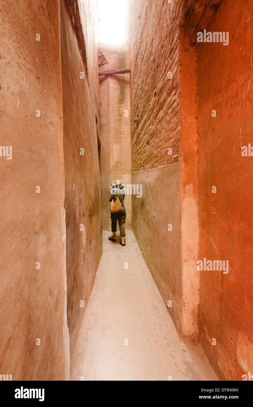 Eine atmosphärische Gasse führt zu die Saadiennes Gräber in Marrakesch Medina, Marokko. Stockfoto