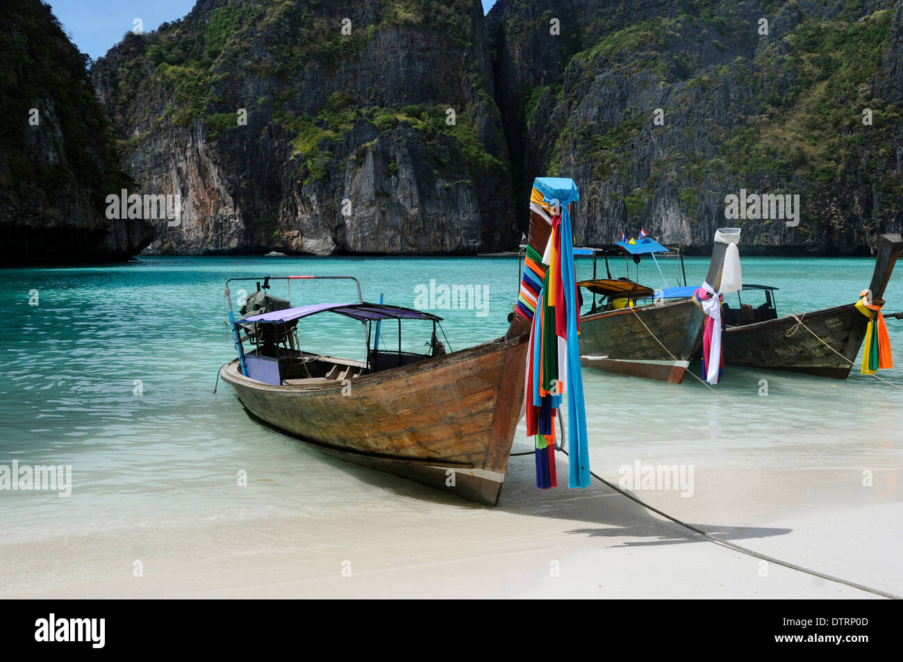Longboat auf Maya Bay Insel Phi Phi, Thailand Stockfoto