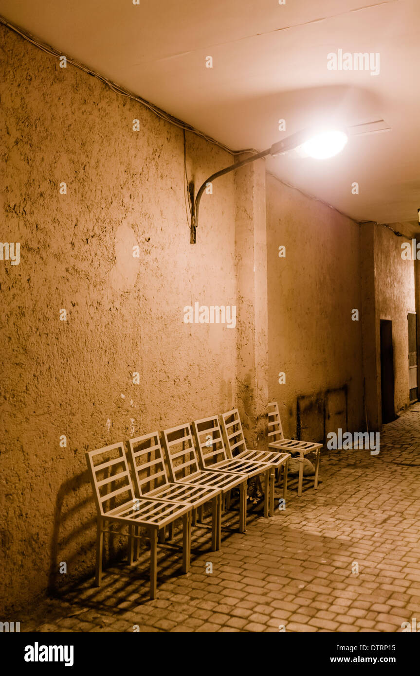 Stühle in einem Korridor aufgereiht. Stockfoto