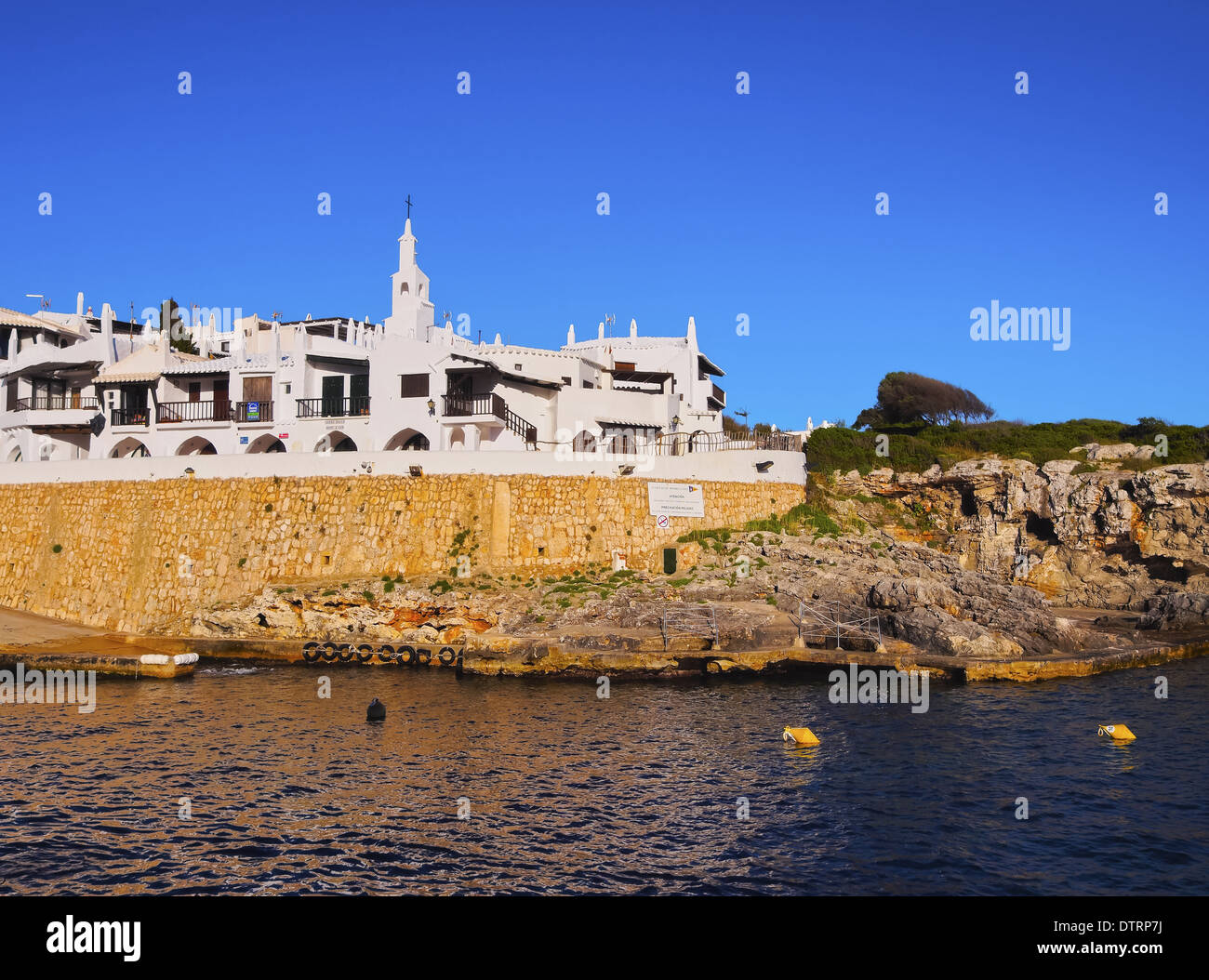 Ansicht von weiß getünchten Häusern in Binibeca Vell auf Menorca, Balearen, Spanien Stockfoto