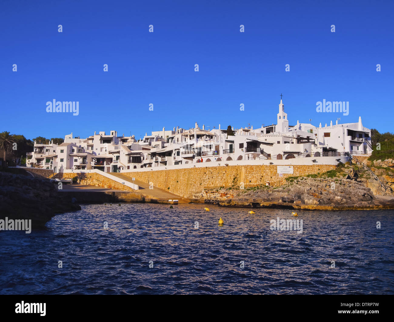 Ansicht von weiß getünchten Häusern in Binibeca Vell auf Menorca, Balearen, Spanien Stockfoto