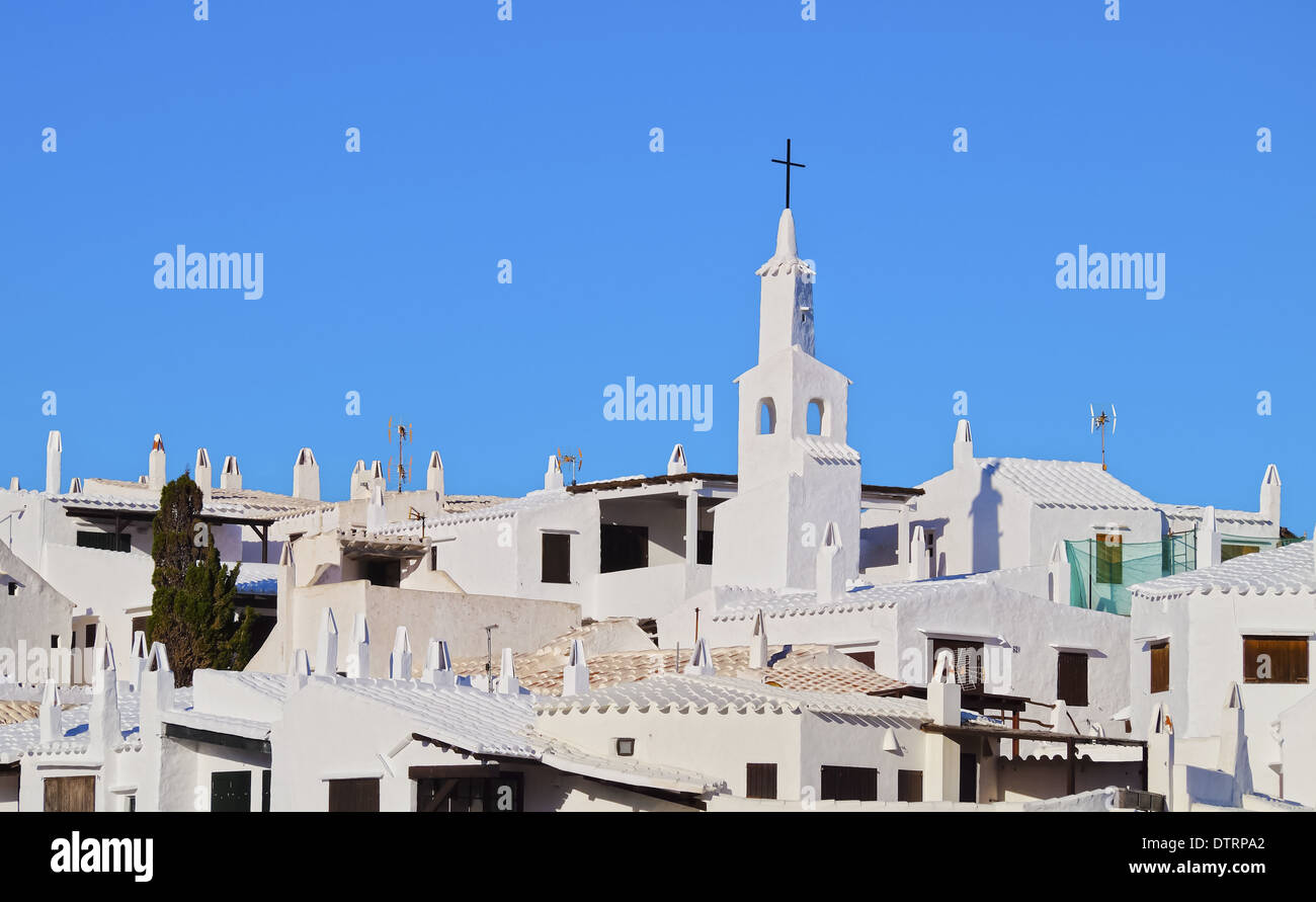 Weiß getünchte Kirche in Binibeca Vell auf Menorca, Balearen, Spanien Stockfoto