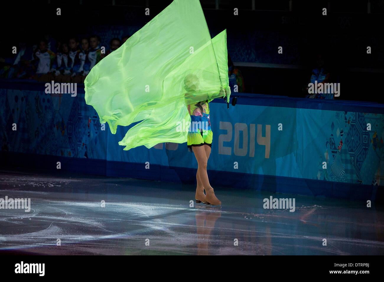 Sotschi, Russland. 22. Februar 2014. Adelina Stonikova Russlands durchführen, um '' Obilivion Tango von Astor Piazzolla'' auf der Ice Skating Gala im Eisberg Skating Palace während der Sotschi 2014 Winter Olympischen in Sotschi, Russland. © Paul Kitagaki Jr./ZUMAPRESS.com/Alamy Live-Nachrichten Stockfoto