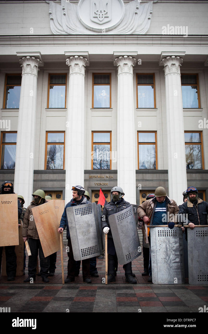 Kiew, Ukraine. 22. Februar 2014. Maidan Demonstranten vom rechten Sektor sammeln mit Schild vor dem Parlament der Ukraine als ein Gesetz verabschiedet, um den ehemaligen Premierminister Yulia Tymoshenko freizulassen, die Zeit für mehr als zwei Jahren in der Hauptstadt Kiew am 22. Februar 2014 im Gefängnis gedient hat. Timoschenko, die seit August 2011 im Gefängnis wurde verurteilt und verurteilt zu sieben Jahren Haft wegen Missbrauch ihrer Befugnisse als Premierminister durch Bestellung ukrainischen Naftogas, einen Gasvertrag mit Russland im Jahr 2009 zu unterzeichnen. Foto von Emeric Fohlen/NurPhoto (Kredit-Bild: © Emeric Fohlen/NurPhoto / Stockfoto