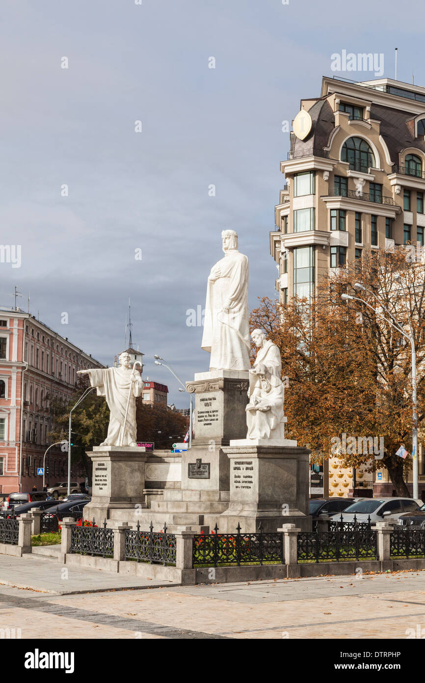 Statuen, darunter Statue der Heiligen Olga von Kiew, Kiew, Ukraine, Osteuropa Stockfoto