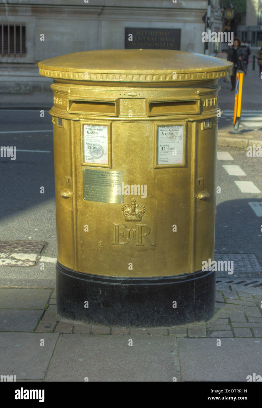 Gold Postbox London Stockfoto