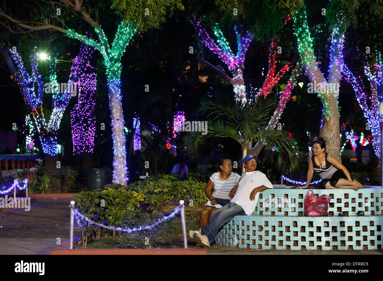 Menschen, die bunte Lichter Plaza De La Revolution Managua Nicaragua Stockfoto
