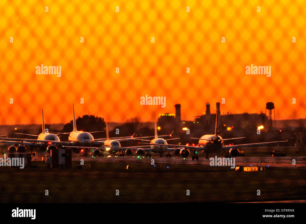 Flugverkehr am internationalen Flughafen Philadelphia, Philadelphia, Pennsylvania. Stockfoto