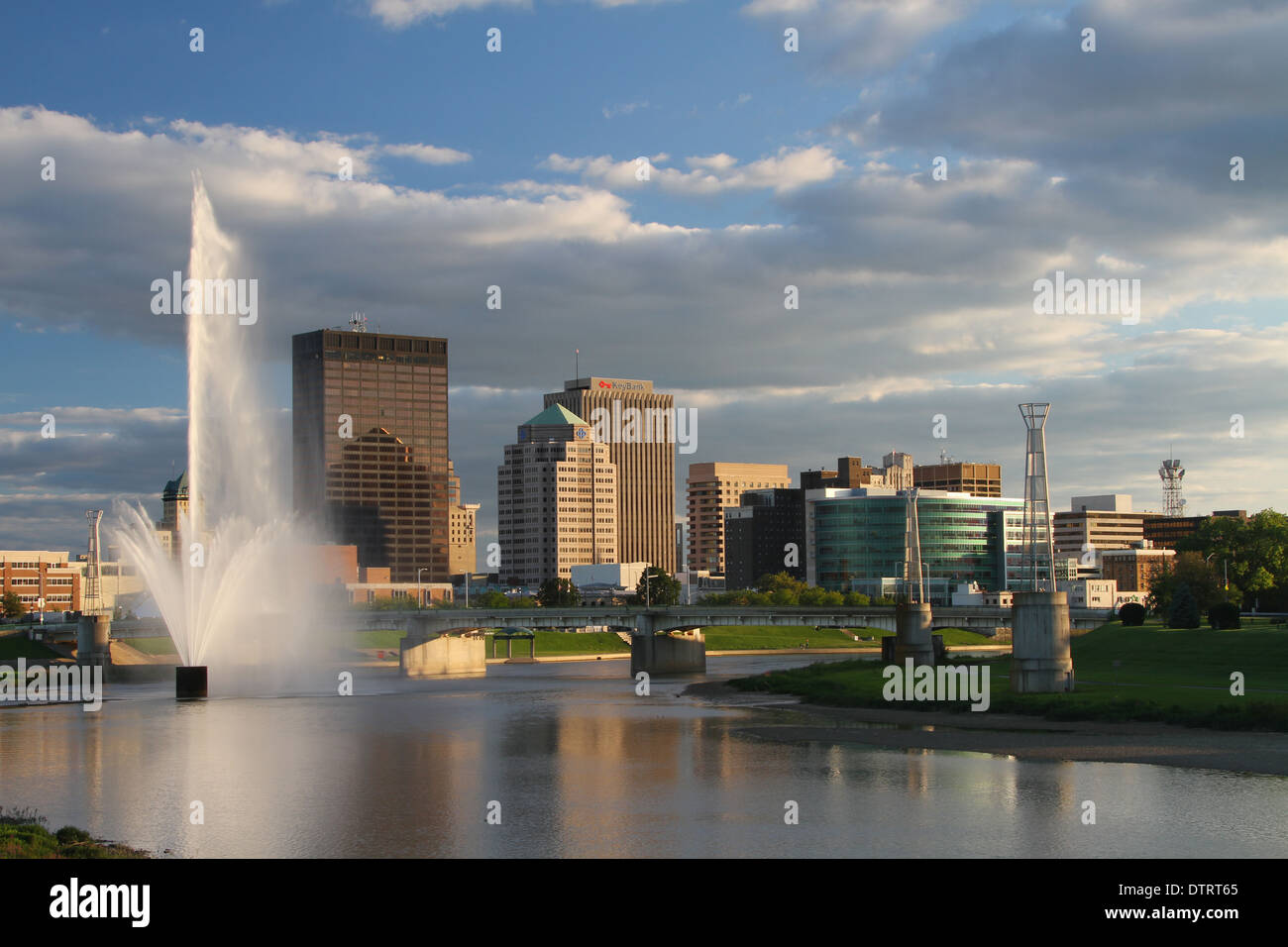 Wasser-Brunnen im Fluss und im Stadtbild von Dayton, Ohio, USA. Stockfoto